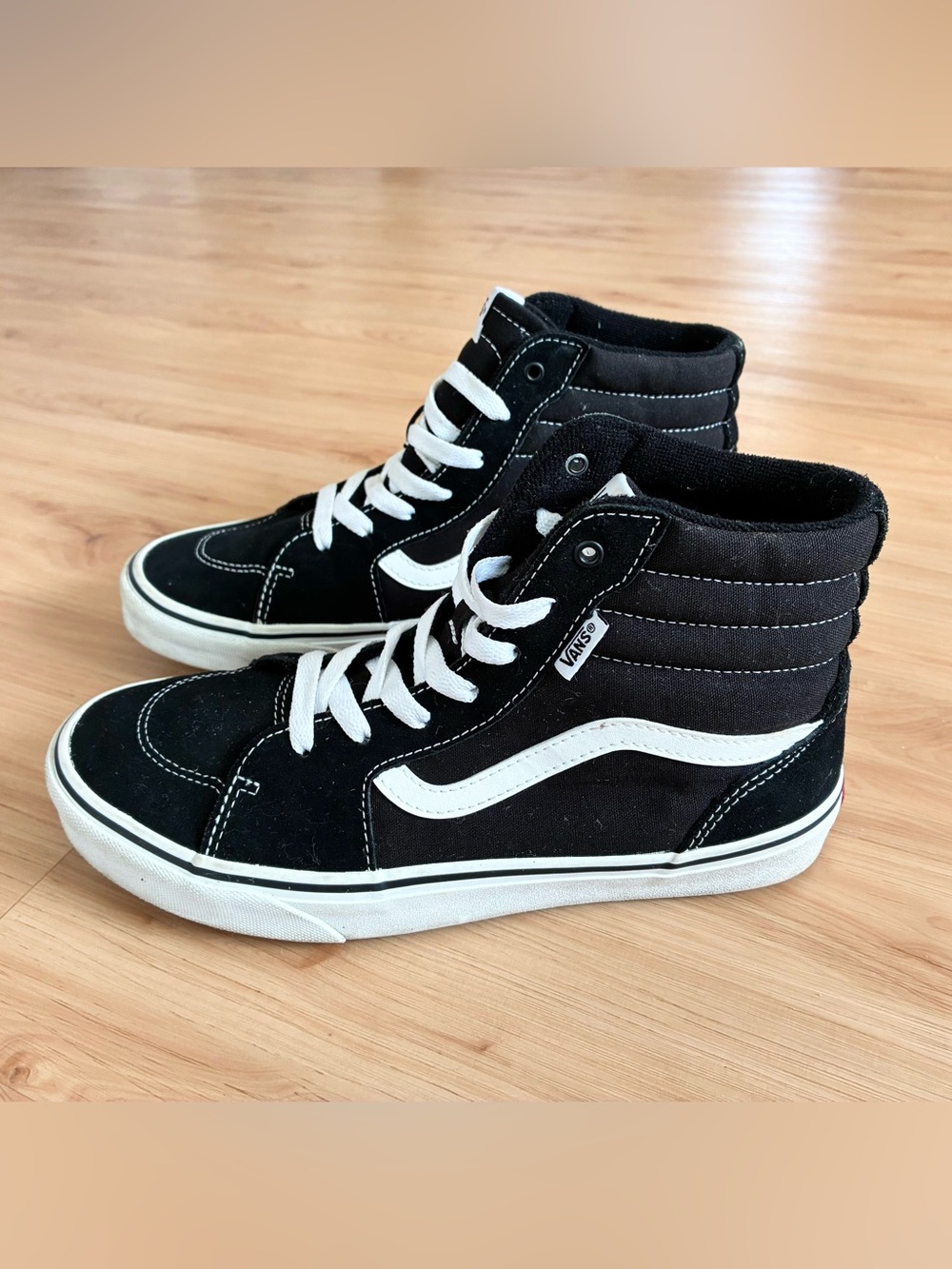 Vans Sk8-Hi Black & White High-Top Sneakers Youth 6.5 US. women 8.0